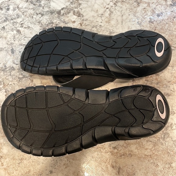Oakley Super Coil Sandal 2.0, black with white “O”. Size 8, 10, 11 (2 pair). Men - Picture 2 of 7